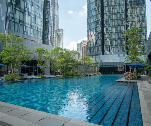 吉隆坡AXQUISITE SUITES at KLCC的一座位于高楼城市的游泳池