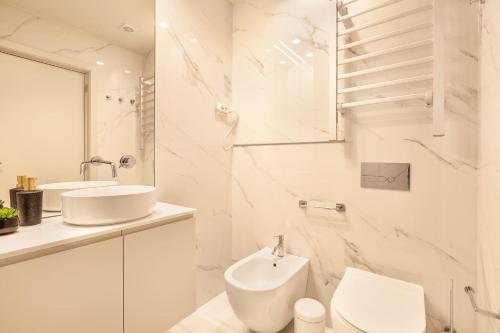 布拉加ALL4Braga - Minho's Guest的白色的浴室设有卫生间和水槽。