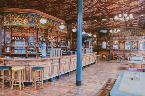 伦敦The Black Lion Pub & Boutique Guesthouse的酒吧,带木墙和椅子