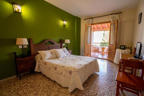 劳哈尔德亚恩达拉斯阿米雷-阿普哈拉家庭乡村酒店的一间卧室配有一张带绿色墙壁的床