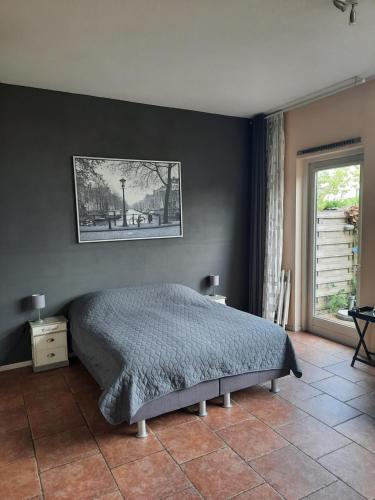 阿姆斯特丹夸伦塔公寓的一间卧室设有一张床和黑色的墙壁