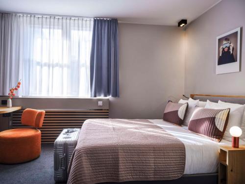 美因河畔法兰克福Flemings Hotel Frankfurt-Central的酒店客房设有床和窗户。