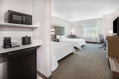 JacksonLa Quinta Inn & Suites by Wyndham Jackson-Cape Girardeau的一间酒店客房,设有两张床和电视
