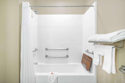 乔利埃特Super 8 by Wyndham Joliet的带淋浴、浴缸和毛巾的浴室