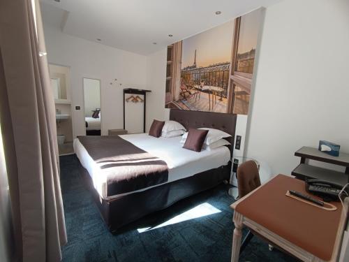 巴黎艾达玛莱酒店的配有一张床和一张书桌的酒店客房