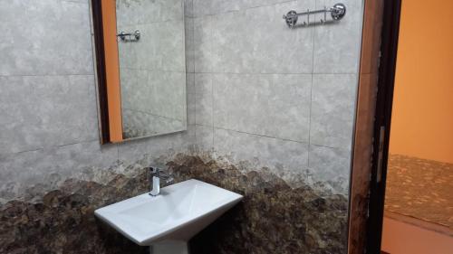 伊斯梅尔雷İsmayilov's-Lahij hotel的一间带水槽和镜子的浴室