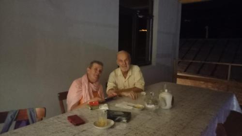 伊斯梅尔雷İsmayilov's-Lahij hotel的两个人坐在一个房间里桌子上