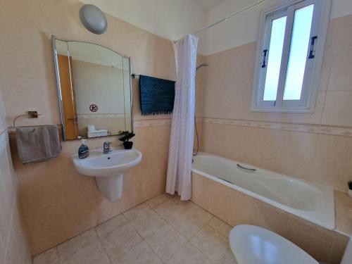 曼德里尔Mandria, 3 bed with pool的一间带水槽、浴缸和卫生间的浴室
