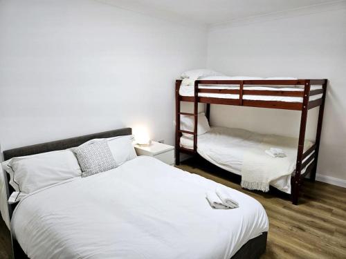 伦敦Wonderful Apartment in Wembley的一间卧室配有两张双层床。