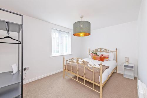 WooltonTwo Bedroom 1 mile from Liverpool Airport的白色的卧室设有床和窗户