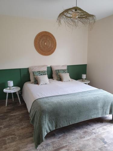 蒙特艾克斯Le Cœur de la petite Cisse的一间卧室设有一张带绿色墙壁的大床