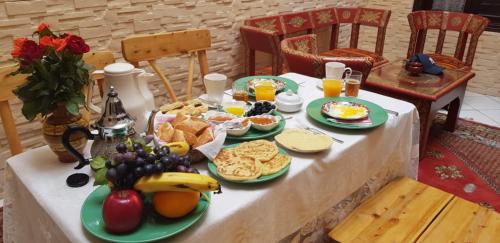 马拉喀什Dar Suncial的一张桌子,上面放着食物和水果盘