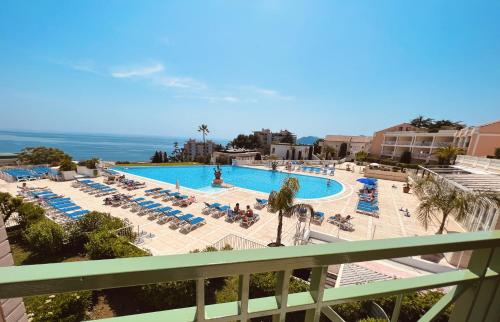 戛纳EXCEPTIONNEL sur CANNES vue mer piscine的享有带躺椅的游泳池和大海的景致。