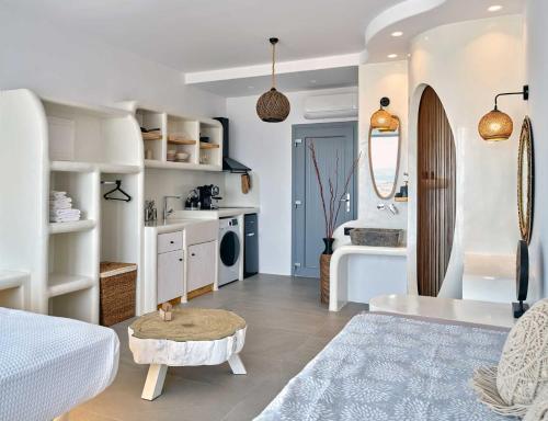帕罗奇亚Ocean View Paros的白色的客房设有床、桌子和浴室