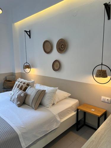 马拉希亚斯thēama Corfu的卧室配有一张带两盏灯的墙壁床。