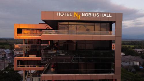 科布列季Hotel Nobilis Hall的尼奥西里大厅,上面有标志