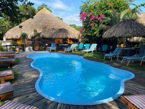 帕洛米诺Bikini Hotel & Pool的一个带桌椅的度假村游泳池