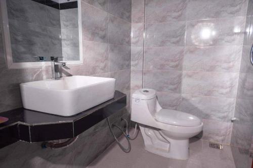 贡布Kim Chua Guest House的浴室配有白色卫生间和盥洗盆。