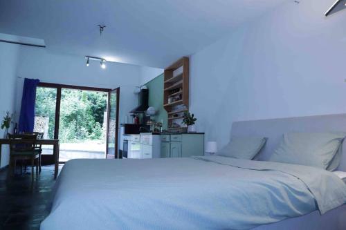 GordevioCasa al Bosco的卧室配有一张白色的大床和一张桌子