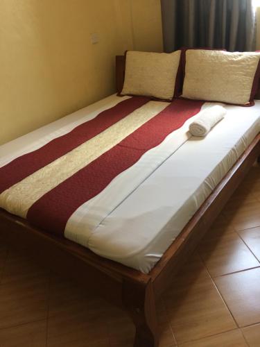 BusiaMipeja Hotel的一张大床,位于一个房间,房间有防过敏
