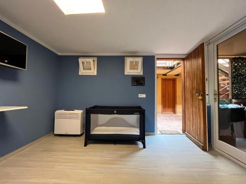 马里纳·迪·波迪斯科Blue Portisco的一间设有床铺和蓝色墙壁的客房