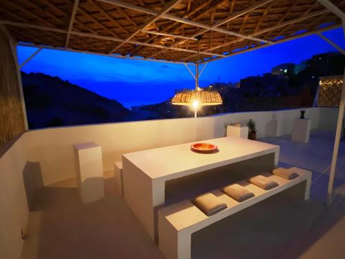 胡塞马Entire house with private rooftop的客房配有带枕头和灯的桌子。