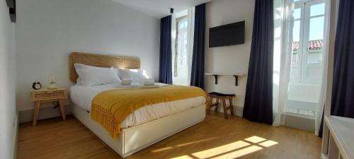 英雄港Angra Heritage - City Center Hostel的一间卧室设有一张床和一个大窗户