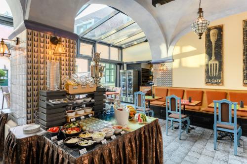 布达佩斯麦森酒馆及酒店的在餐厅享用自助餐,餐桌上供应食物