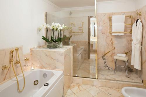 帕尔马杜帕克星际酒店的带浴缸、水槽和淋浴的浴室