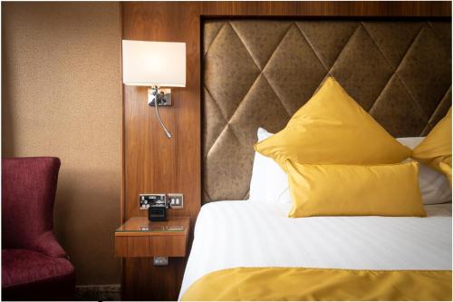 塞文欧克斯唐宁顿庄园酒店的酒店客房,配有床、灯和椅子