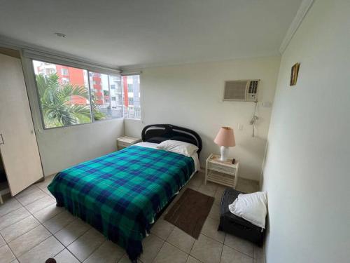 萨利纳斯Condominio vizcaya的一间小卧室,配有床和窗户
