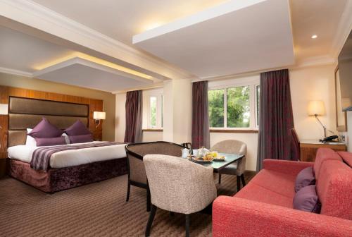 塞文欧克斯唐宁顿庄园酒店的酒店客房配有一张床铺和一张桌子。