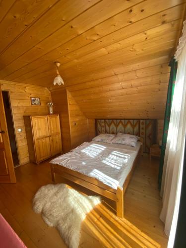 新塔尔格Domek w górach的小木屋内一间卧室,配有一张床