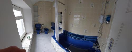 比尔Keeles.的浴室设有2个蓝色卫生间和淋浴。