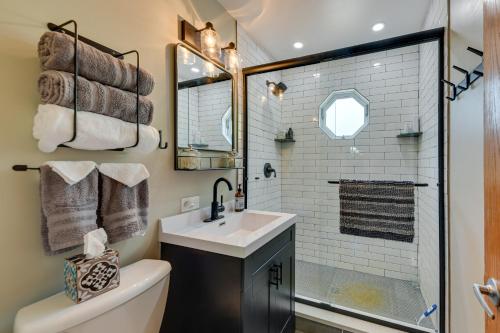 SalemSalem Lakeside Getaway with Grill and Deck!的浴室配有盥洗盆、卫生间和淋浴。