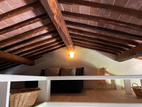 蒙特普齐亚诺Appartamento centro storico La Pulcianella的客房设有白色桌子和木制天花板。