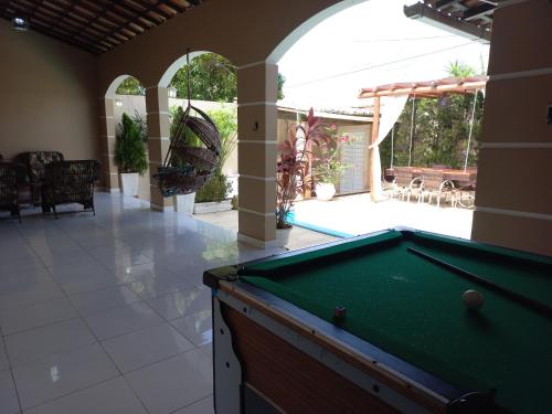 皮拉尼亚斯Casa de temporada Raio de sol的带庭院的客房内的台球桌