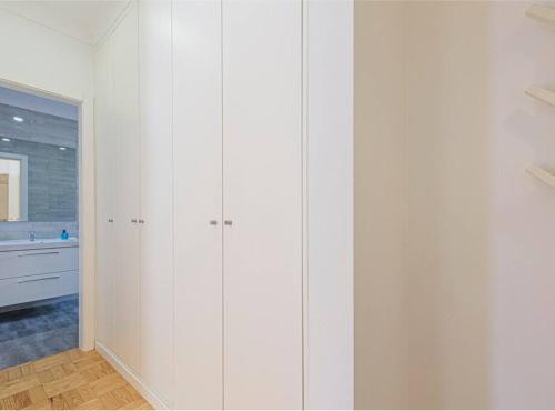 里斯本HOUZE_4 room apartment in Central Lisbon near Zoo的白色的客房设有白色的橱柜和浴室。