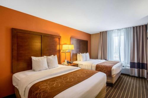 巴拿马城海滩巴拿马城市海滩康福特套房酒店的酒店客房设有两张床和窗户。