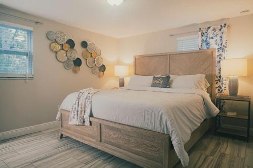 鲁兹The Lake House (Tampa / LUTZ area)的一间卧室配有一张大床和两盏灯。