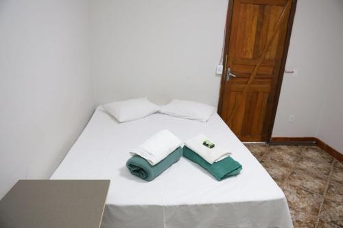 库亚巴Pousada dos Ventos Refugio Urbano的一张白色的床,上面有两条毛巾