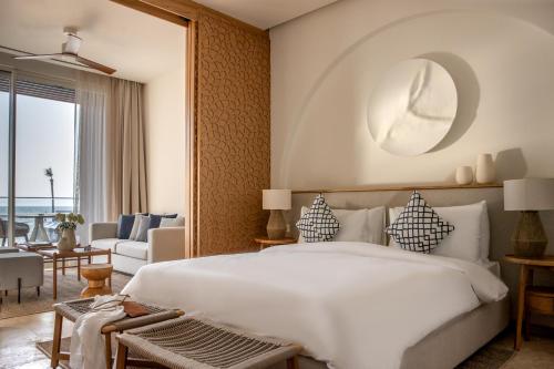 亚力卡瓦克Yalikavak Marina Hotel By Social Living Collection的一间带白色大床的卧室和一间客厅