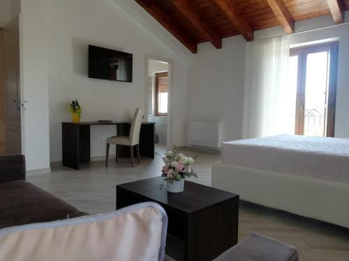 RicciaIl Riccio home & relax的客厅配有床和鲜花桌