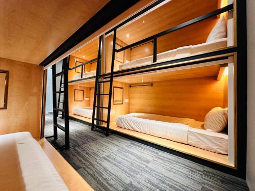吉隆坡The Bed Bukit Bintang的一间设有三张双层床的客房