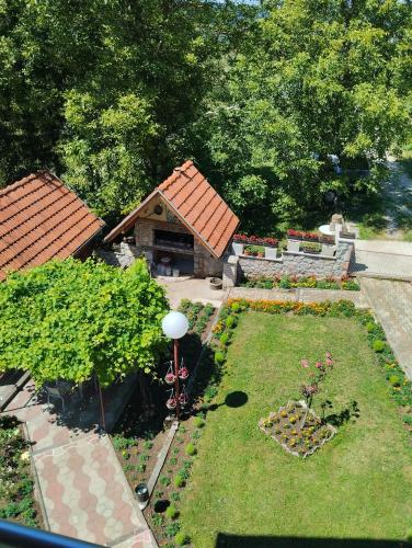 VranešaSmeštaj Milekić - Nova Varoš的享有花园的空中景致,设有房屋