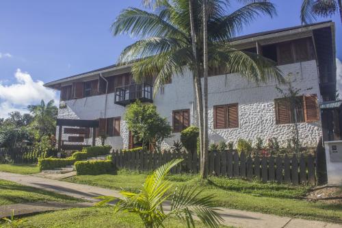 Puerto NariñoWaira Selva Hotel的前面有棕榈树的白色房子