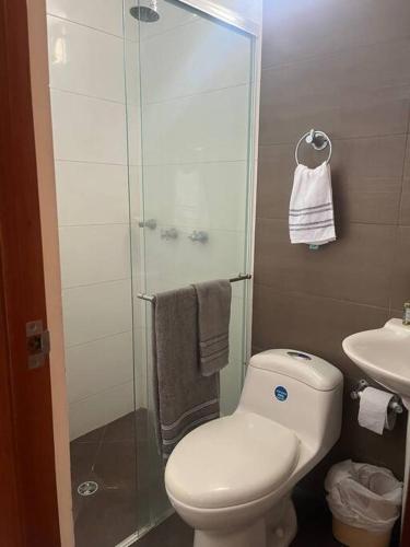 布卡拉曼加Apartamento bien ubicado.的带淋浴、卫生间和盥洗盆的浴室