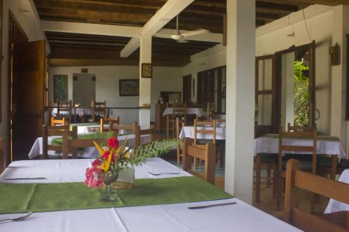 Puerto NariñoWaira Selva Hotel的用餐室,配有鲜花桌
