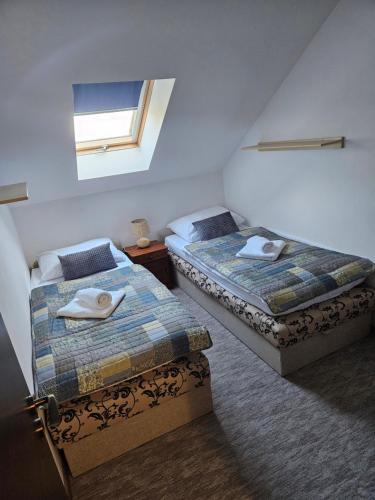 巴尔代约夫Villa Florencia的小型客房 - 带2张床和窗户
