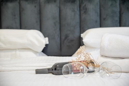 哈德拉SEA & BUY的一张带眼镜和毛巾的床